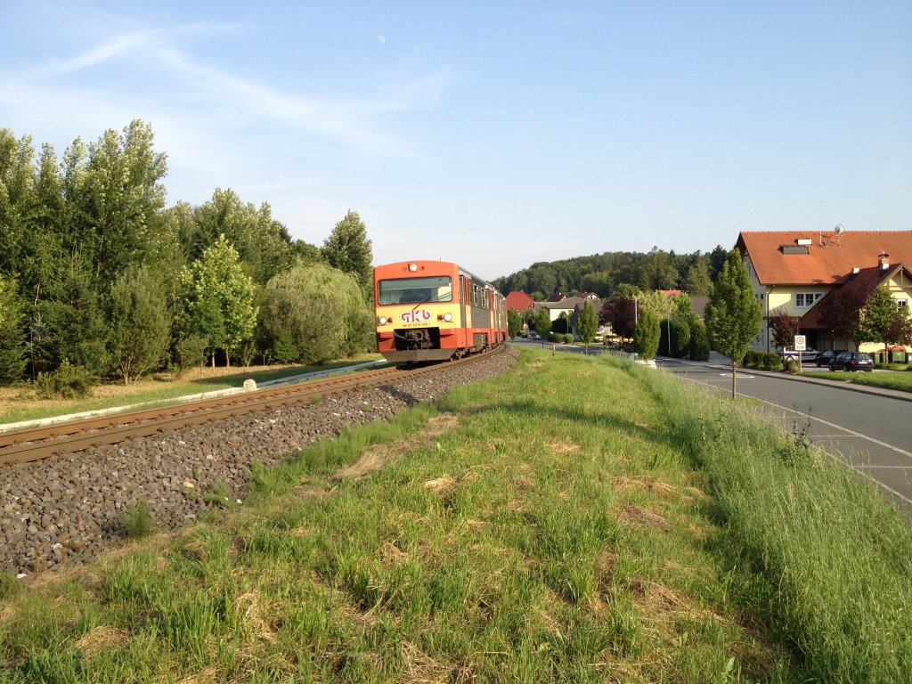 VT 70.10 auf der Strecke S 61 (Wettmannsttten/Lieboch/Graz Hbf) als R 8516 am 29.6.2012 kurz nach der Ausfahrt aus dem Bahnhof Lannach bei Kilometer 3,8. Die meisten Zge von Graz nach Wettmannsttten und retour werden trotz dem Einsatz der GTW´s und den Dosto´s immer noch von den VT 70 gefahren.