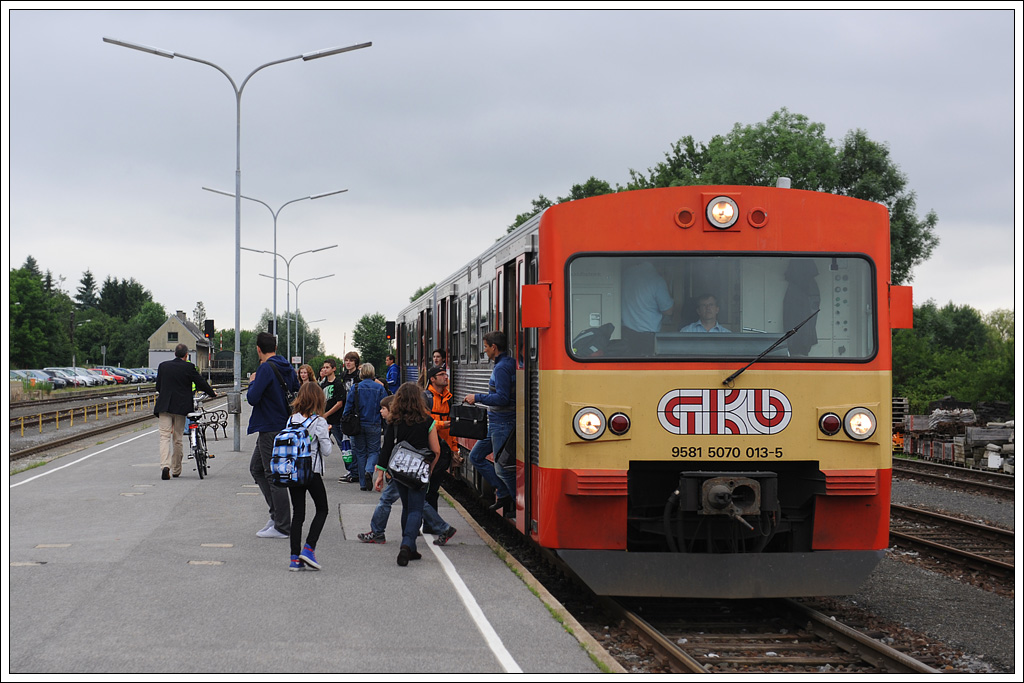 VT 70.13 als R 8507 (S 61) von Graz ber Lieboch nach Wettmannsttten am 11.6.2012 bei der Ankunft in Lieboch.