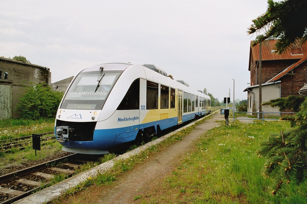 VT 702 damals noch Ohne Werbung und zur Mecklenburgbahn gehrt ( OLA) im Endbahnhof von Rehna im Jahr 2004
