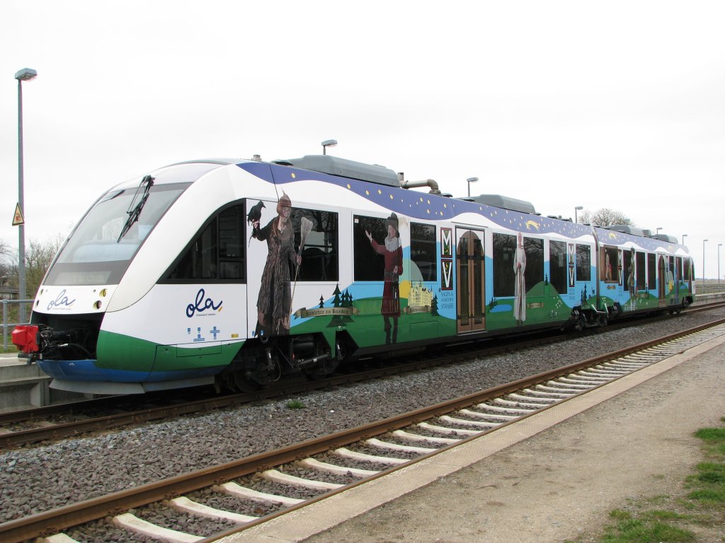 VT 702 der OLA im Bahnhof von Gro Brtz am 10.04.2010 mit der Werbung fr die Sagen und Mrchenstrasse.