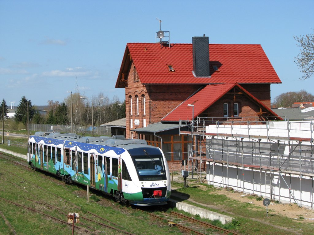 VT 702 der OLA ist im Endbahnhof von Rehna angekommen und macht sich nach kurzer Zeit wieder auf den Weg nach Parchim er Schwerin HBF. am 19.04.2010.