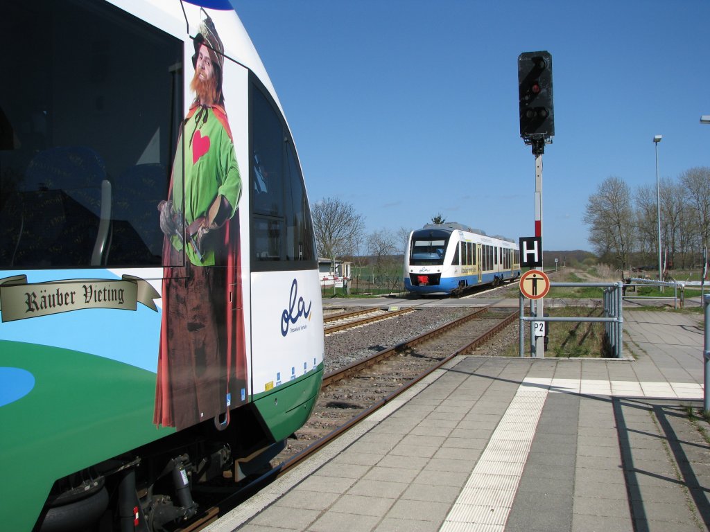 VT 702  der OLA mit der Werbung fr die Sagen und Mrchenstrae bei einer Zugkreuzung im Bahnhof von Gro Brtz mit VT 701 am 19.04.2010.