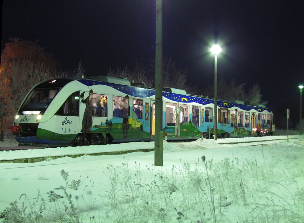 VT 702 der OLA Schwerin beim morgendlichen Berufsverkehr im Bahnhof von Crivitz am 20.12.2010 auf dem Weg nach Parchim.