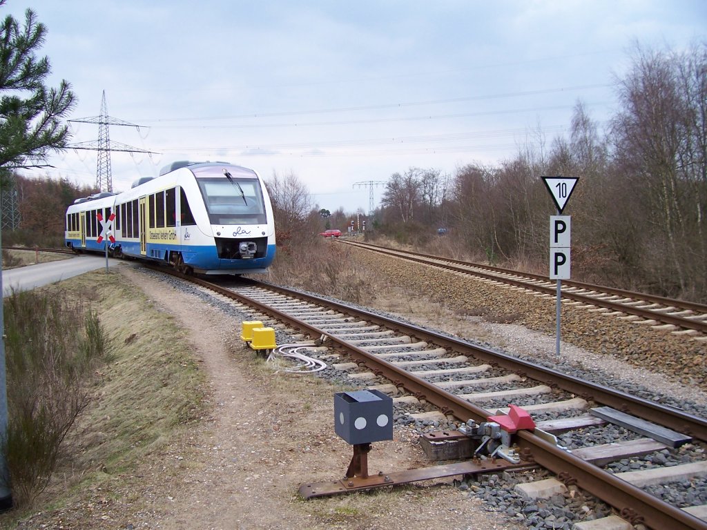 VT 702 der OLA Schwerin unterwegs vom Betriebshof Schwerin Haselholz nach Schwerin HBF am 06.04.2006