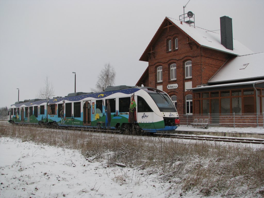 VT 702 der Ostseeland Verkehr GmbH kurz vor der Abfahrt im Bahnhof von Rehna nach Parchim  ber Schwerin Hbf und Crivitz am 03.12.2010