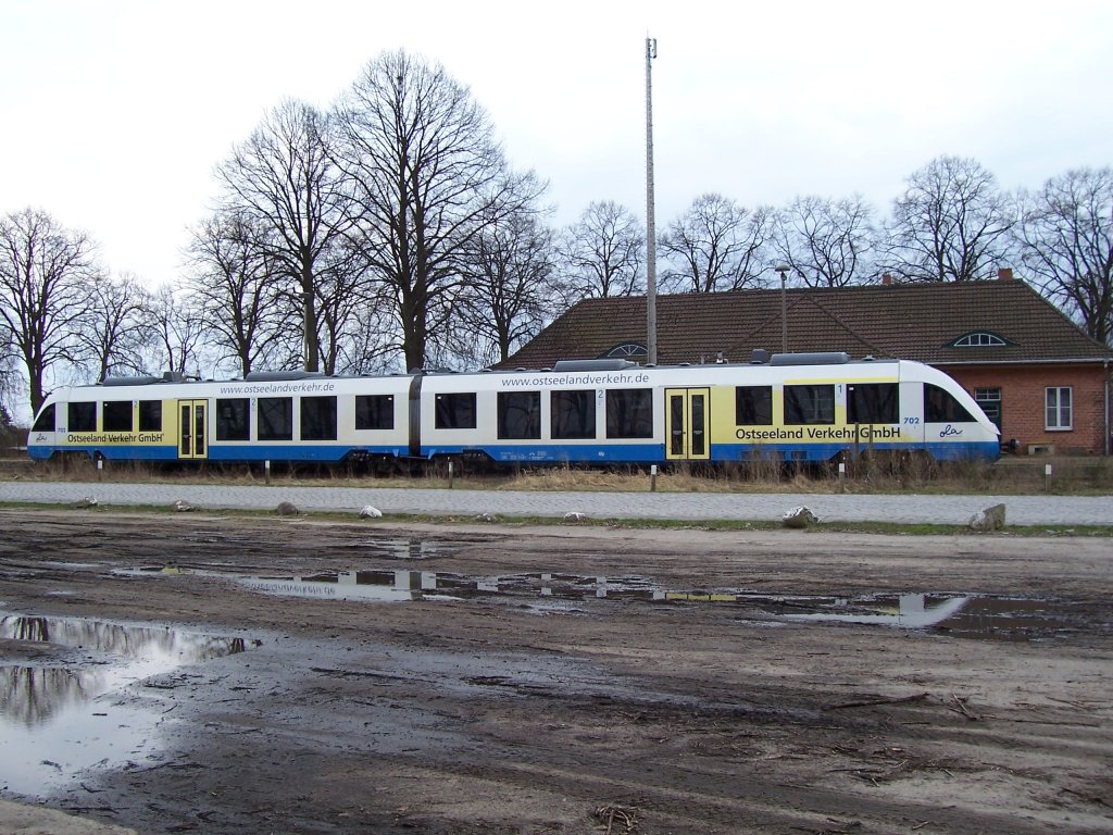 VT 702 der Ostseeland Verkehr GmbH am 06.04 2006 im Bahnhof von Plate an der Strecke Parchim-Schwerin HBF.