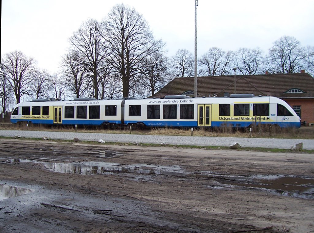 VT 702 der Ostseeland Verkehr GmbH im Bahnhof von Plate am 06.04.2006 an der Strecke Parchim Schwerin Rehna