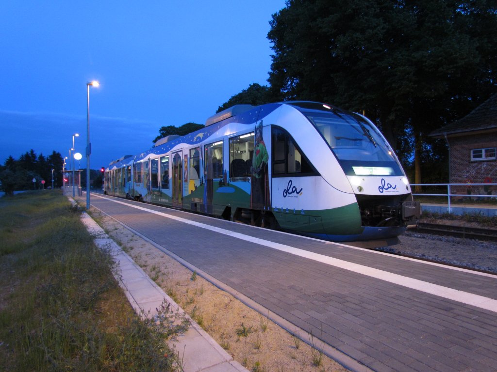 VT 702 der Ostseeland Verkehr GmbH im Bahnhof von Plate am 13.05.2012 an der Strecke Parchim - Schwerin HBF