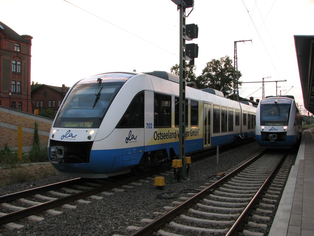 VT 702 und VT 706 Lint der Ostseeland Verkehr GmbH am 17.07.2007 im Bahnhof Schwerin HBF