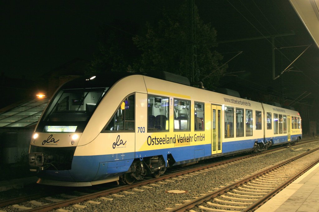 VT 703 ein Lint der Ola im Bahnhof von Schwerin HBF in den Abendstunden am 12.10.2006