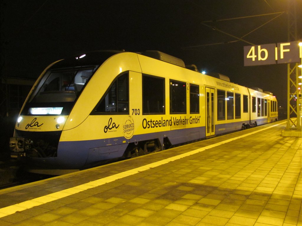 VT 703 der OLA Schwerin in den Abendstunden im Bahnhof von Schwerin am 22.11.2011