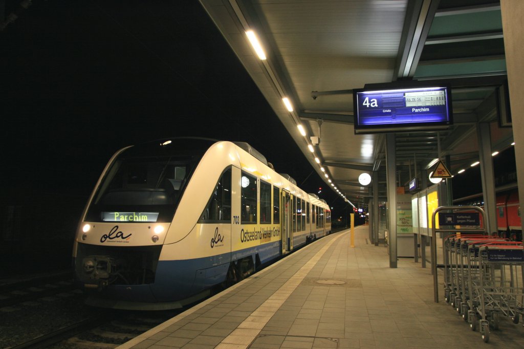 VT 703 der OLA Schwerin am spten Abend im Bahnhof von Schwerin auf dem Weg nach Parchim am 06.02.2007