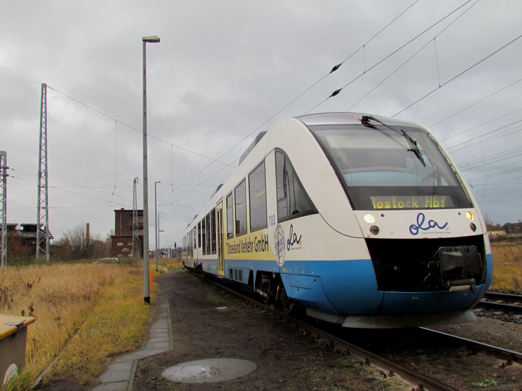 VT 703 der OLA Schwerin im Bahnhof von G�strow auf der Fahrt nach Rostock am 27.11.2011