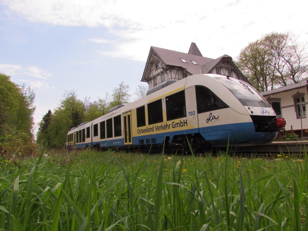 VT 703 der OLA Schwerin im Bahnhof von Gadebusch am 03.05.2012 auf dem Weg nach Rehna