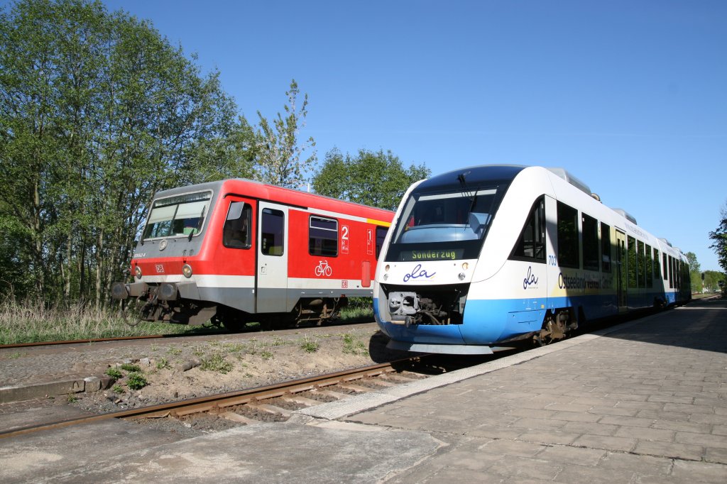 VT 703 der OLA Schwerin und ein VT 628 im Bahnhof von Hagenow Stadt am 30.04.2007