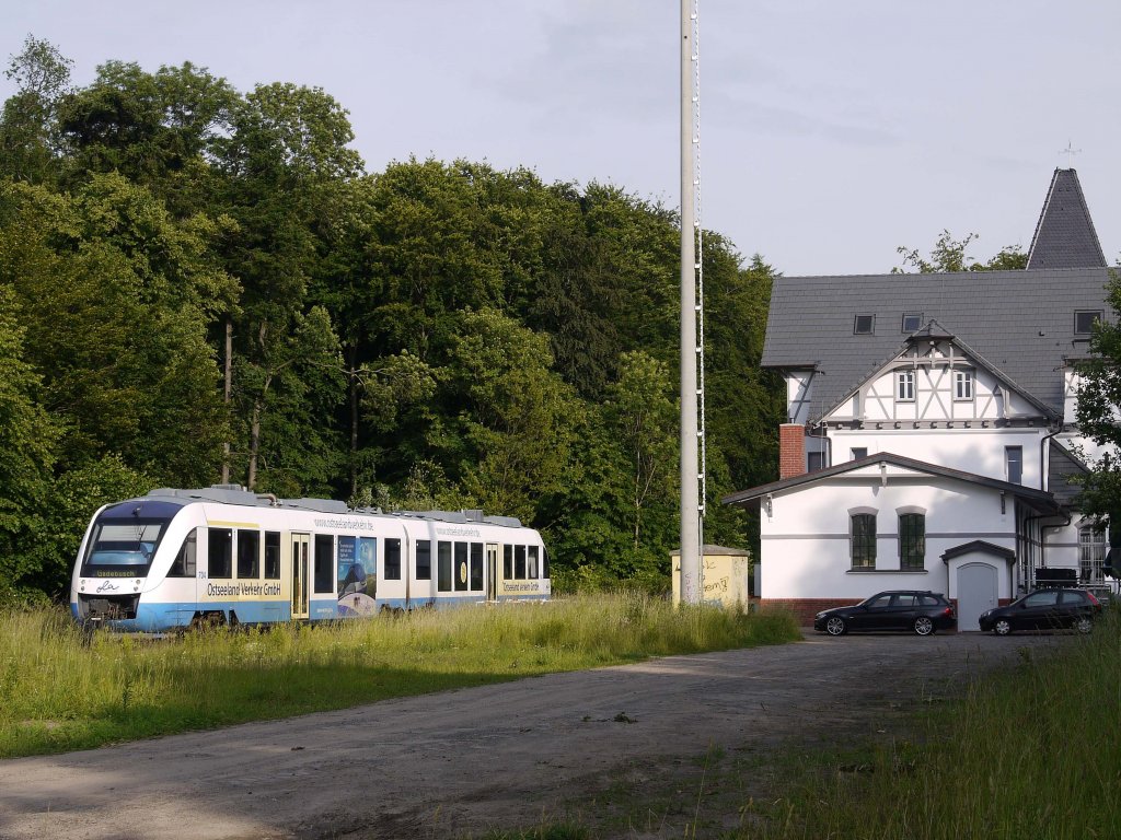 VT 704 (BR 648, LINT 41) als OLA 79860 von Parchim ber Schwerin kommend am ehemaligen EG Bahnhof Gadebusch; 24.06.2013