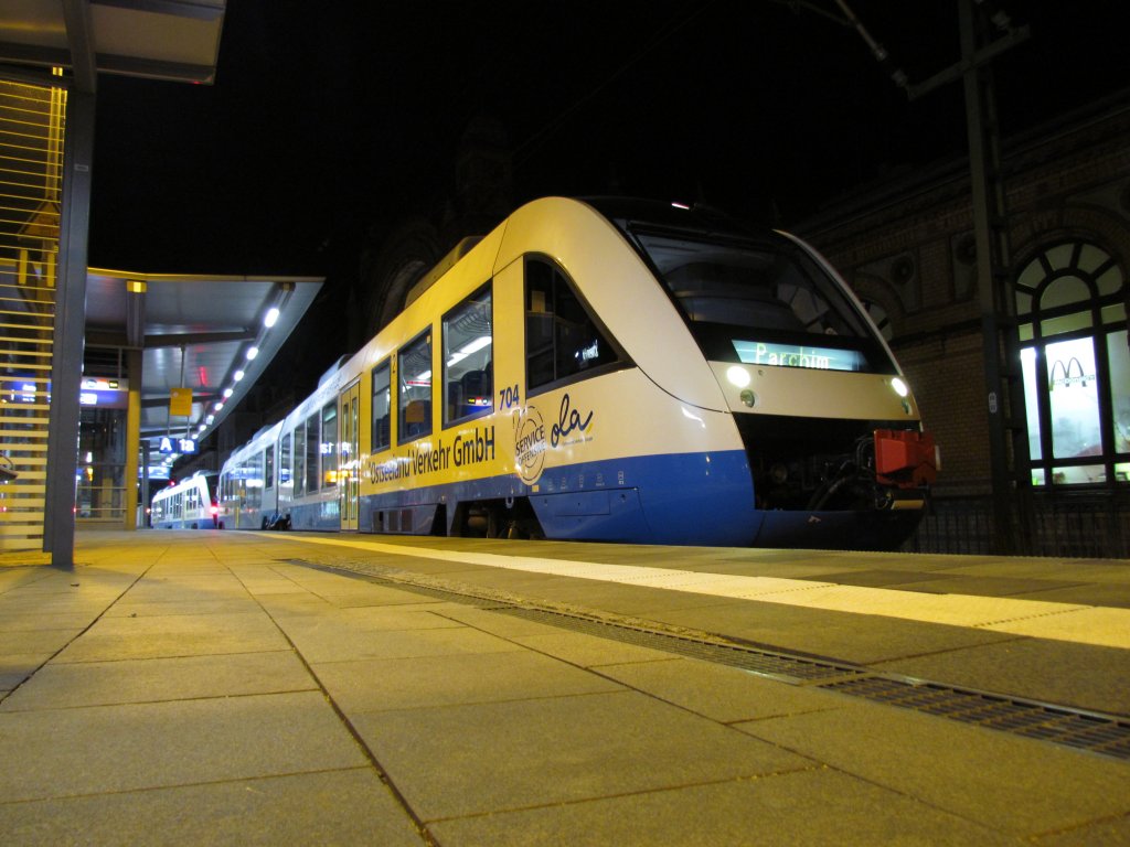 VT 704 der Ostseeland Verkehr GmbH am 25.03.2011 auf seiner ersten Fahrt am Morgen nach Parchim im Bahnhof von Schwerin HBF.