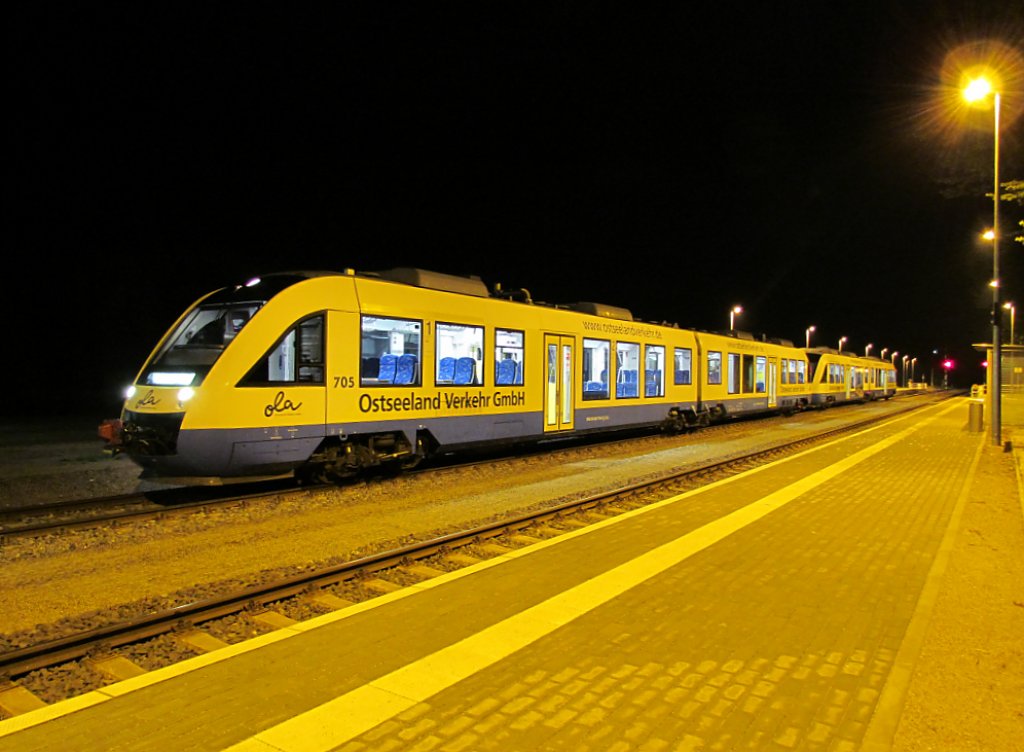 VT 705 / 704 der Ostseelandverkehr GmbH im Bahnhof von Plate am 22.09.2011 an der Strecke Parchim Schwerin Rehna .