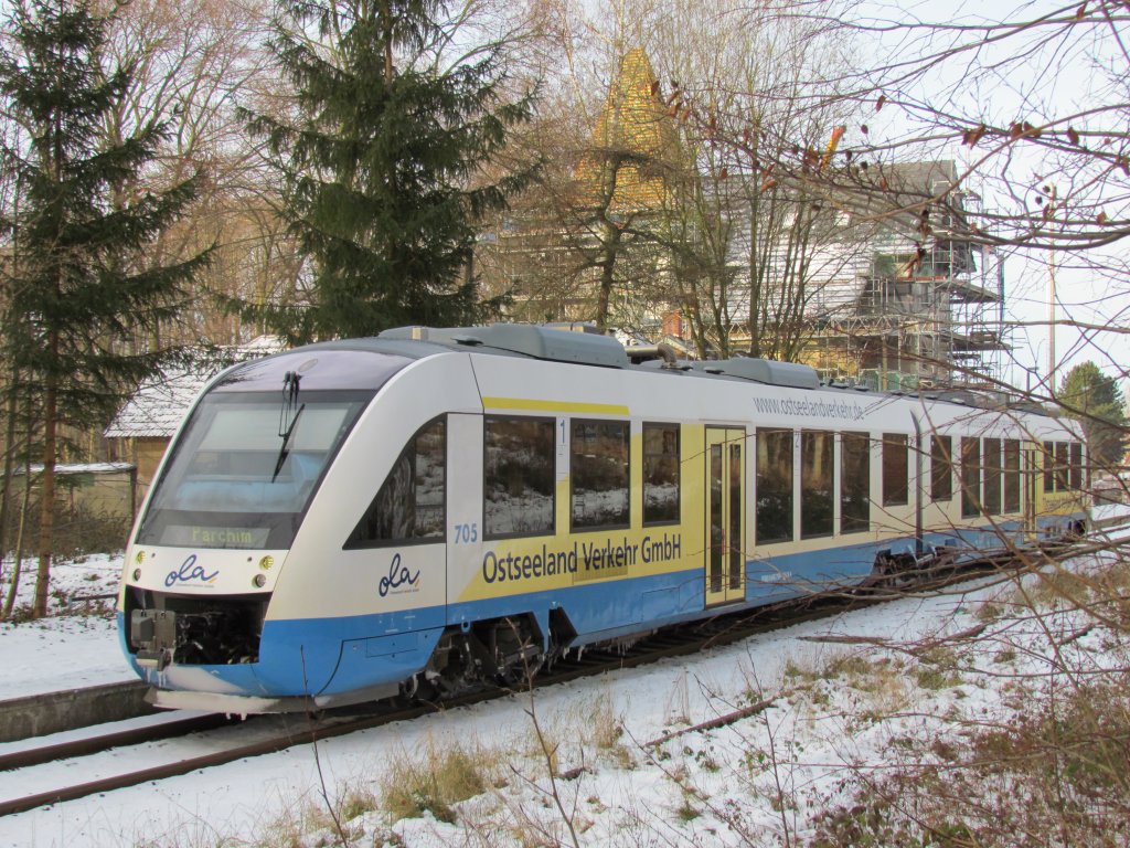 VT 705 der OLA Schwerin im Bahnhof von Gadebusch am 10.12.2010 auf dem Weg nach Parchim