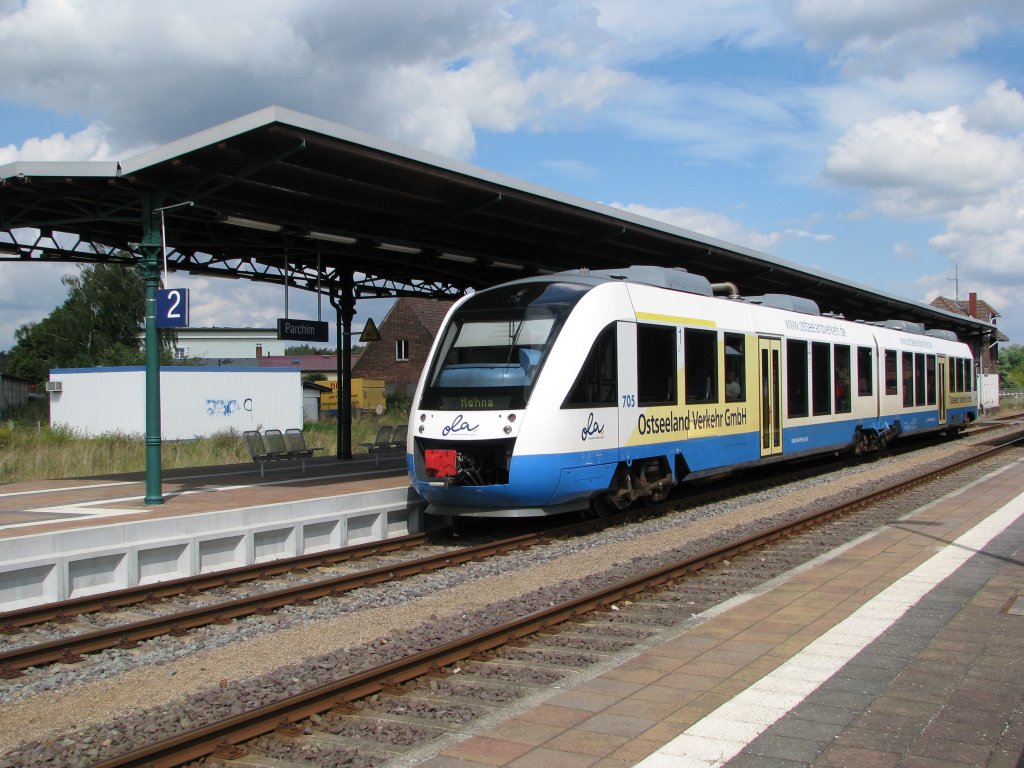 VT 705 der Ostseeland Verkehr GmbH macht sich auf den Weg von Parchim nach Rehna ber Schwerin HBF am22.08.2010