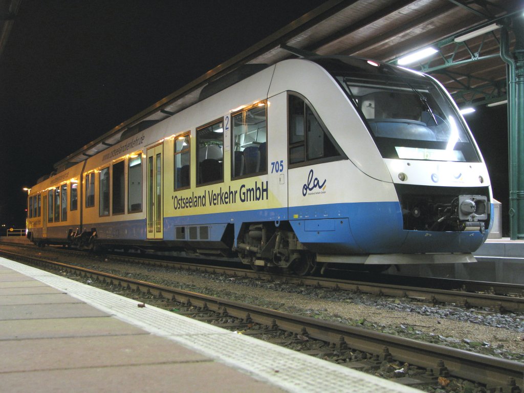 VT 705 der Ostseeland Verkehr GmbH im Bahnhof von Parchim kurz vor der Abfahrt nach Gadebusch am 12.12.2009