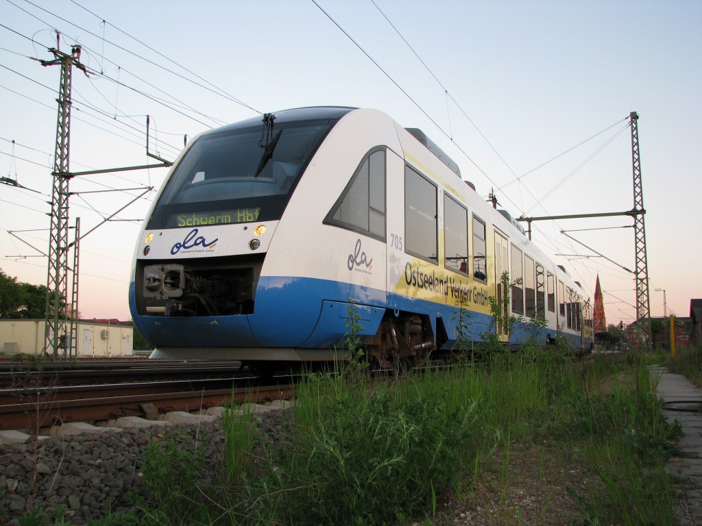 VT 705 der Ostseeland Verkehr GmbH im Bahnhof von Schwerin HBF am 09.05.2008