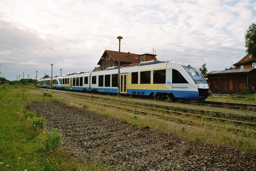 VT 706 und ein weiterer Lint der Mecklenburgbahn stehen im Jahr 2004 im Bahnhof von Crivitz