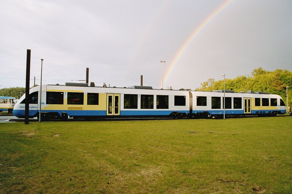 VT 706 der Mecklenburgbahn (OLA)steht im Sommer 2003 nach heftigen Regenfllen in Schwerin mit einem Regenbogen im Hintergrund