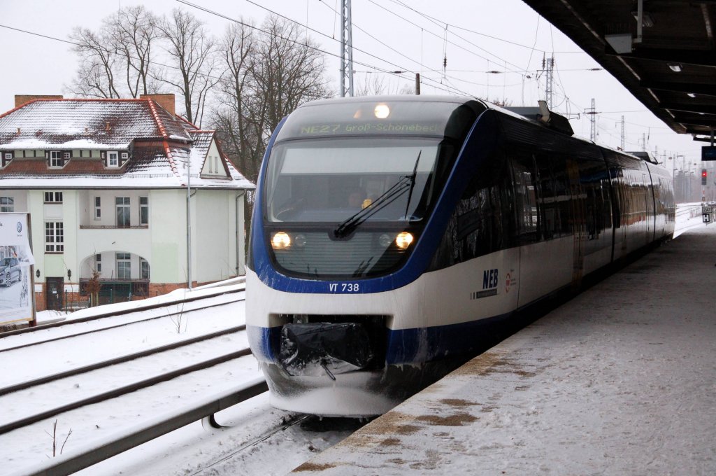 VT 738 der NEB steht am 30.01.10 am S-Bahnhof Karow und wartet auf die Abfahrt nach Gro-Schnebeck.