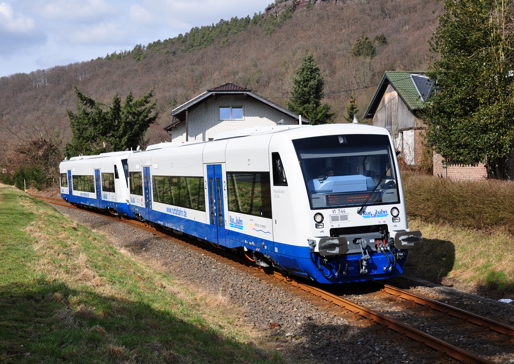 VT 744 der Rurtalbahn in Brck (Rurtal) - 09.03.2012