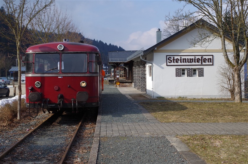VT 796 der Hochwaldbahn am 31.03.2013 in Steinwiesen. 