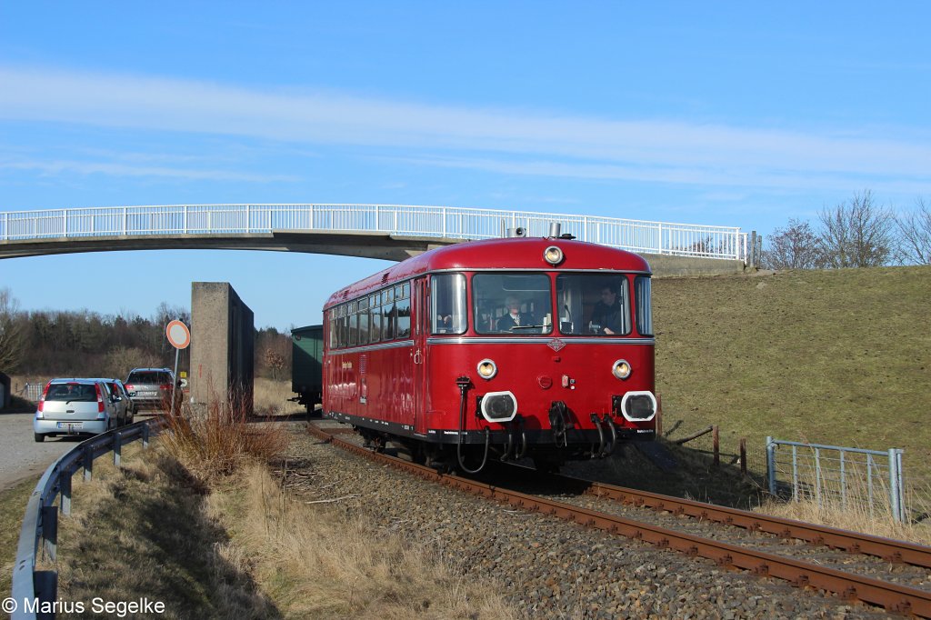 VT 798 514 der Hmmlinger Kreisbahn verlsst Bohnenburg (Deichschart) auf dem Weg nach Wilhelmshaven Sd. Aufgenommen am 24.03.13