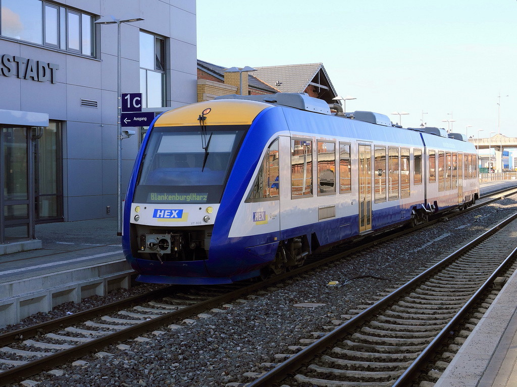 VT 809 steht im Bahnhof Halberstadt als HEX80884 nach Blankenburg (Harz) am 20. Februar 2012 zur Abfahrt bereit. 