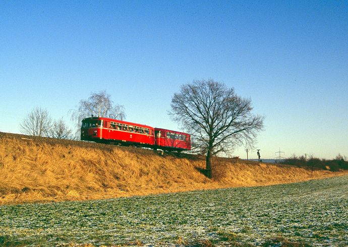 VT 95 240 war mit seinem Beiwagen als Sonderfahrt am 30.12.1992 bei Sachsenhausen Richtung Korbach unterwegs.