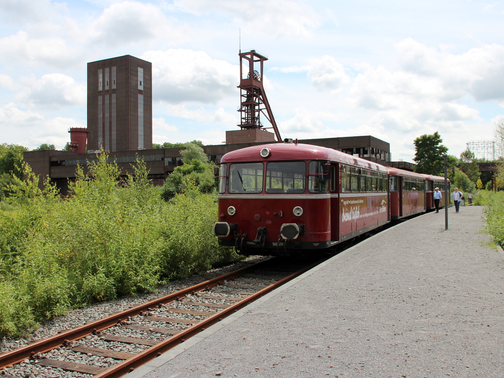 VT 98 der Ruhrtalbahn auf Zeche Zollverein. Aufnahme entstand whrend der Ruhrgebiet-Schienenkreuzfahrt am 23.06.2012.