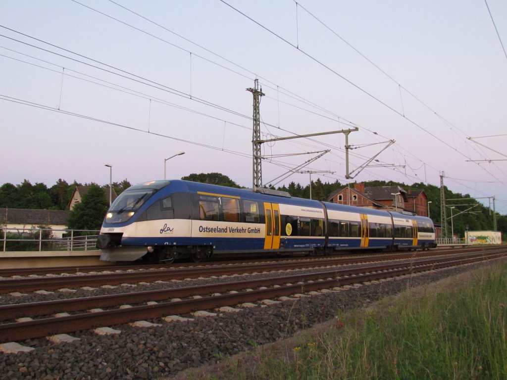 VT Talent 0009 der OLA Neubrandenburg in den Abendstunden im Bahnhof von Laage nach Rostock HBF am  25.05.2012