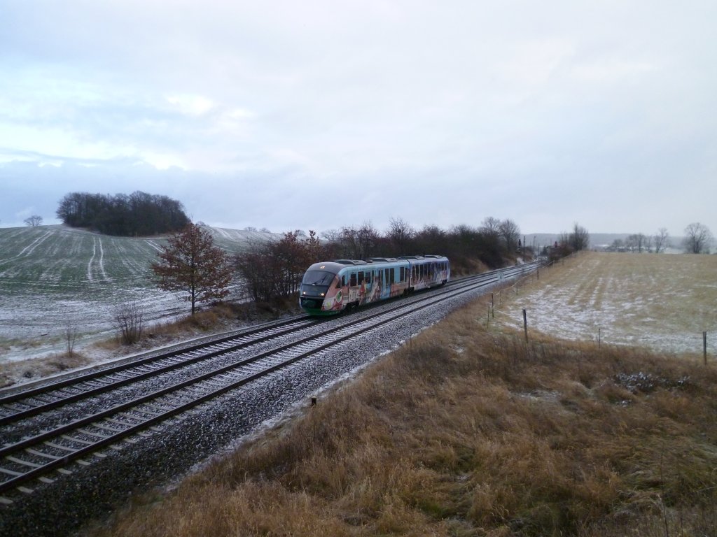 VT der Vogtlandbahn nach dem Schneesturm, am 17.12.11 in Frohsinn.