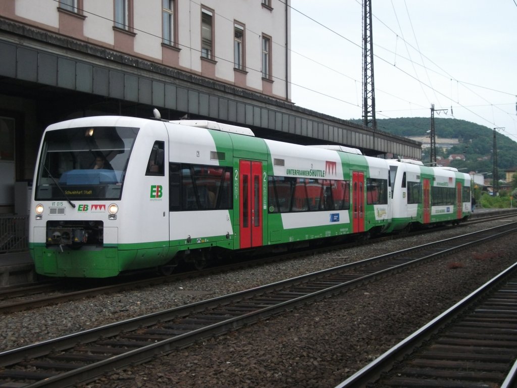 VT015 und ein weiterer 650er vom UnterfrankenShuttle stehen am 1.Juni 2011 zur Abfahrt in Gemnden(Main) bereit.