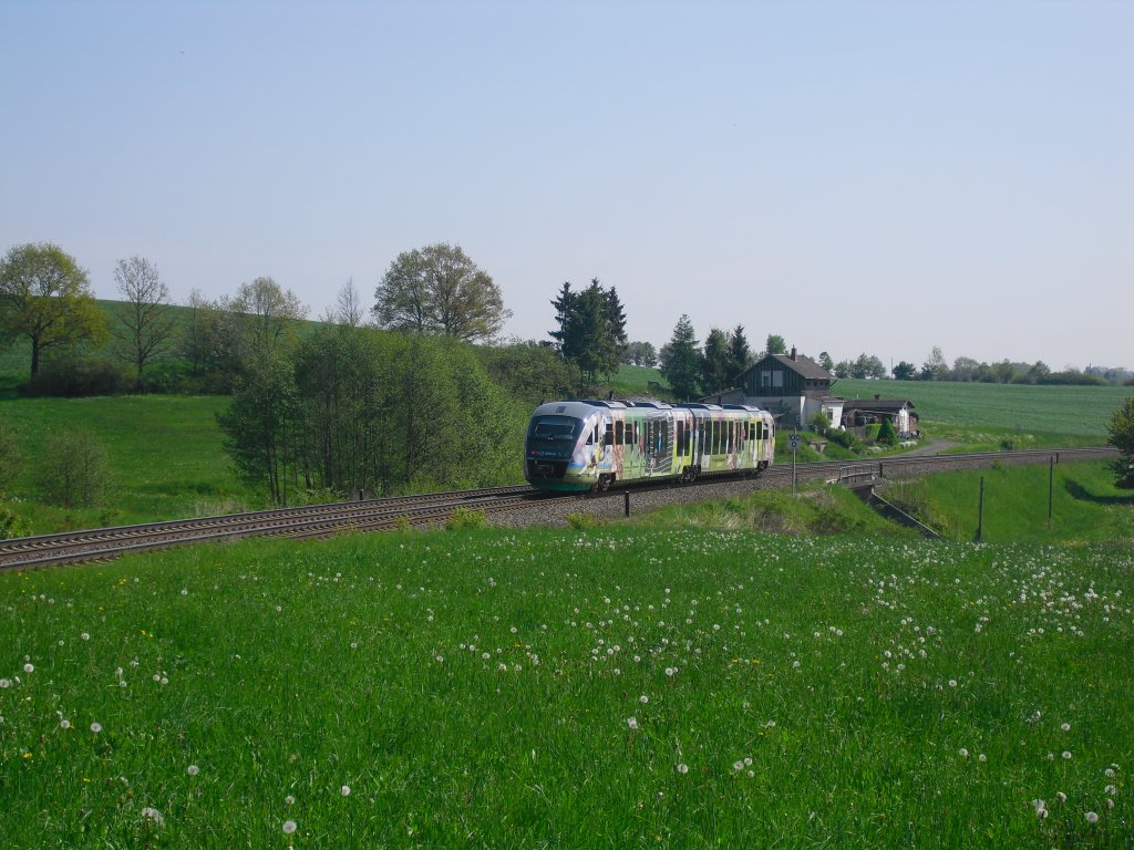 VT04 der Vogtlandbahn ist am 22.05.10 auf dem Weg nach Zwickau/Sachs. Hier aufgenommen in Limbach/V.
