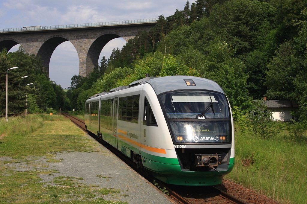 VT05 (642 305/805) der Vogtlandbahn durchfährt, als VBG12955 nach Cheb, den Bedarfs-Hp Pirk. (26.05.2009) 
