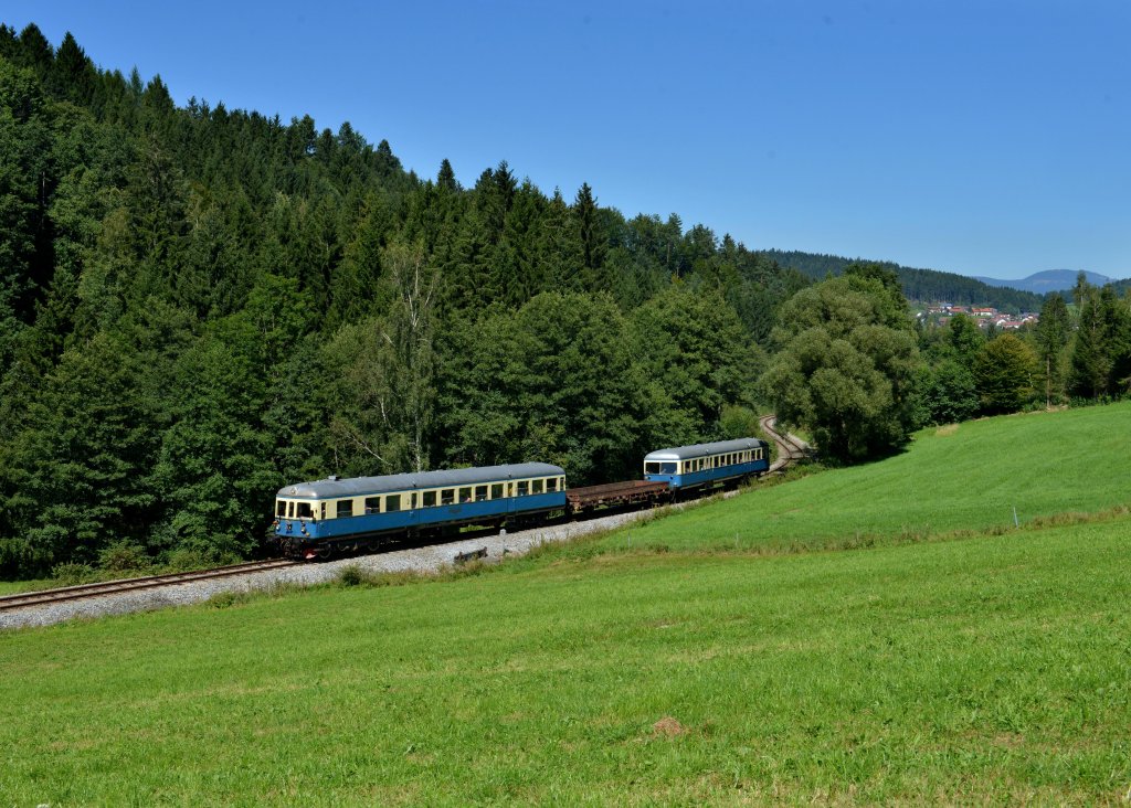 VT07 + VS28 als Wanderbahn von Viechtach nach Gotteszell am 19.08.2012 unterwegs bei Osterbrnnl.