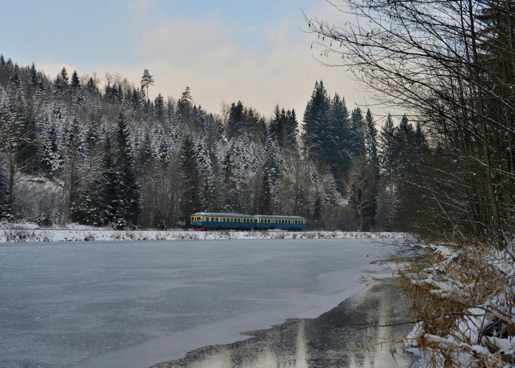 VT07 + VS28 der Wanderbahn bei einer Sonderfahrt von Viechtach nach Gotteszell am 09.12.2012 unterwegs bei Asbach.