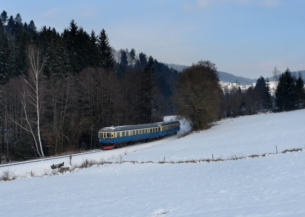 VT07 + VS28 der Wanderbahn bei einer Sonderfahrt von Viechtach nach Gotteszell am 09.12.2012 unterwegs bei Osterbr�nnl.