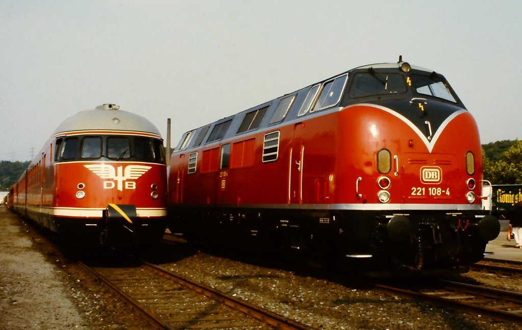 VT08 520, beschriftet als  Mnchner Kindl  und 221 108-4 auf der Fahrzeugschau  150 Jahre deutsche Eisenbahn  vom 3. - 13. Oktober 1985 in Bochum-Dahlhausen.