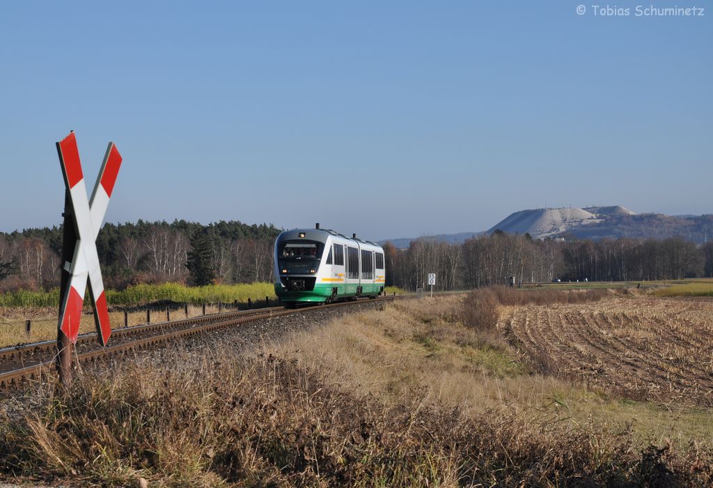 VT08 der Vogtlandbahn am 27.11.2011 bei Hirschau (Strecke Amberg - Schnaittenbach) Die Fahrt war die 2. vom Verein Amberger Kaolinbahn e.V. durchgefhrte Adventsfahrt.