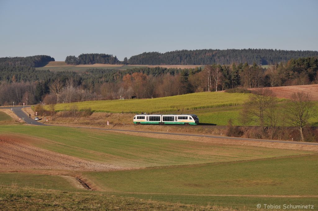 VT08 der Vogtlandbahn am 27.11.2011 bei Burgstall (Strecke Amberg - Schnaittenbach) Die Fahrt war die 2. vom Verein Amberger Kaolinbahn e.V. durchgefhrte Adventsfahrt.


