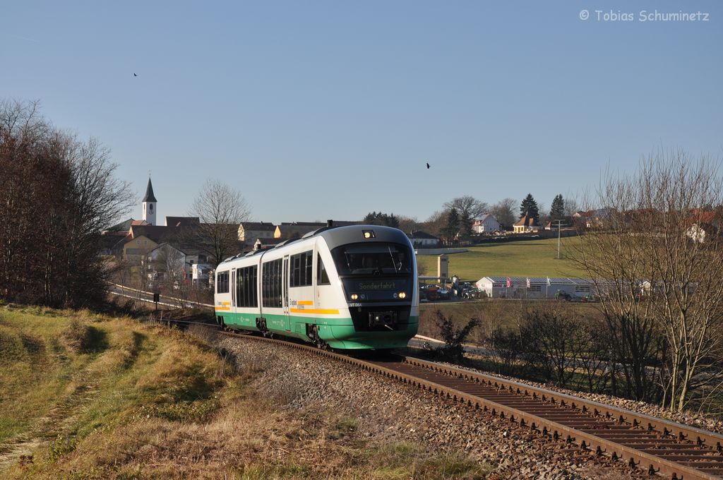 VT08 der Vogtlandbahn am 27.11.2011 in Gebenbach (Strecke Amberg - Schnaittenbach) Die Fahrt war die 2. vom Verein Amberger Kaolinbahn e.V. durchgefhrte Adventsfahrt.