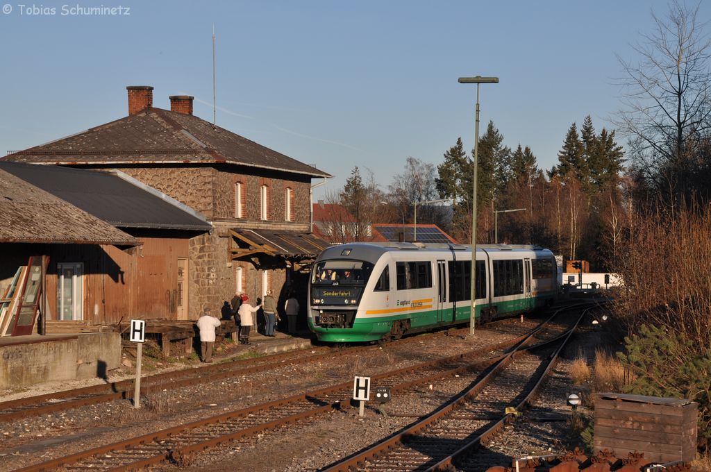 VT08 der Vogtlandbahn am 27.11.2011 in Hirschau (Strecke Amberg - Schnaittenbach) Die Fahrt war die 2. vom Verein Amberger Kaolinbahn e.V. durchgefhrte Adventsfahrt.

