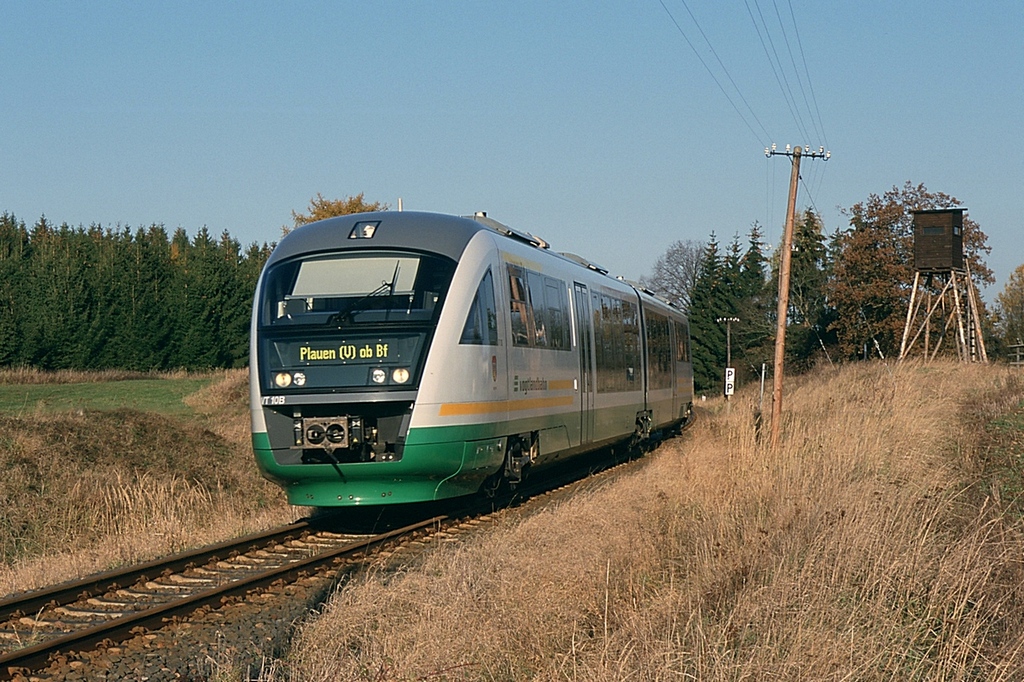 VT10 der Vogtlandbahn unterwegs bei Langenbuch als VBG82134 am 04.11.2003. Im Fahrplan Sommer und Herbst 2003 wurde die Strecke Plauen - Schleiz West planmäßig mit Desiro bedient. (KB-Dia) 