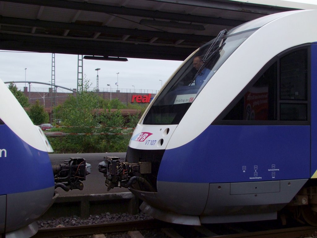 VT107 nhert sich (als RB 14910) dem in Cuxhaven auf Gleis2 bereitgestellten VT109;090831